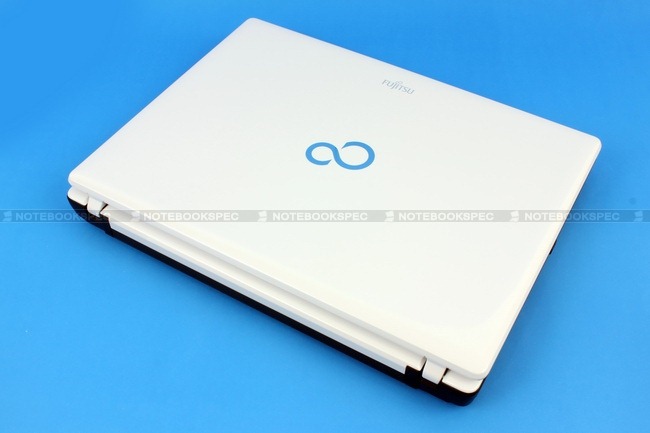 Fujitsu-LifeBook-PH701-01