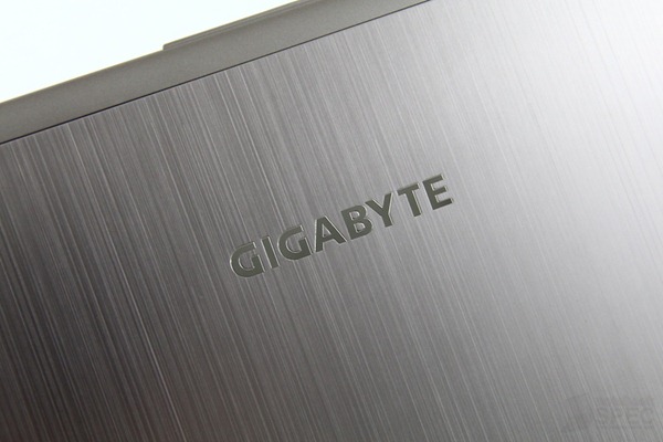 Gigabyte U2442 Review 006