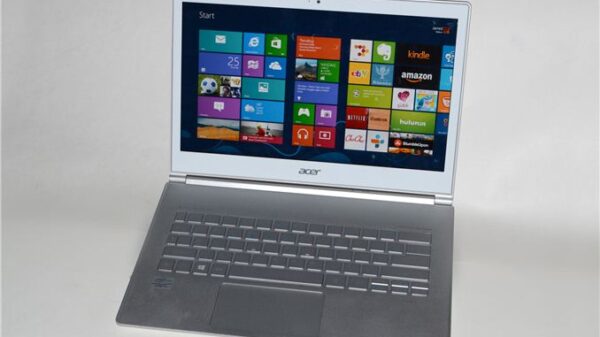 Acer S7 1 Open 678x452