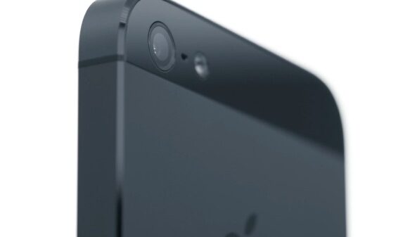 iPhone 5 promo video back black camera closeup 001