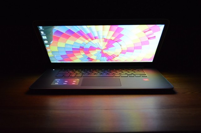 Dell-XPS-15-screen-forward