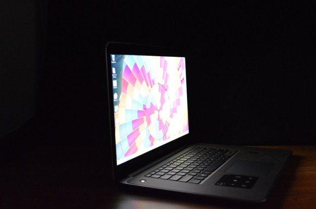 Dell-XPS-15-screen-side