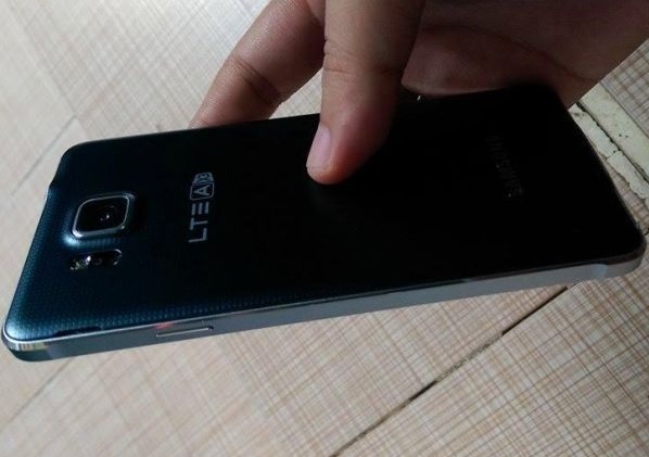 Unofficial pics compare Samsung Galaxy Alpha to iPhone 5s 03 600