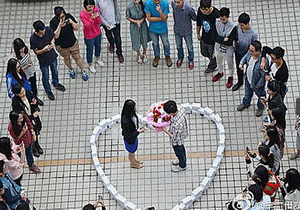 chinese man proposed his girlfriend by stacking 99 iphone 6 form heart ahead singles day she 300