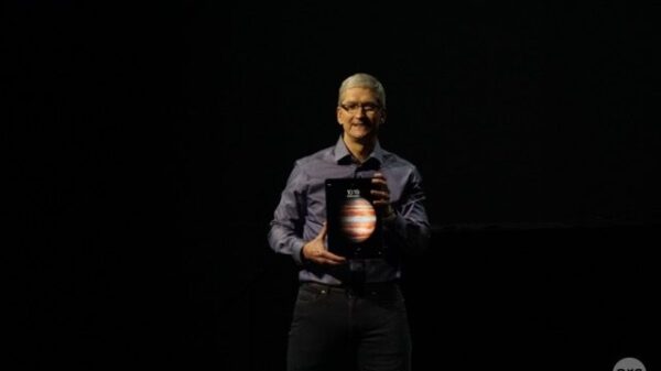 tim cook with ipad pro 600