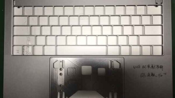 2016 macbook pro spy shot with OLED Touchpad 600 01