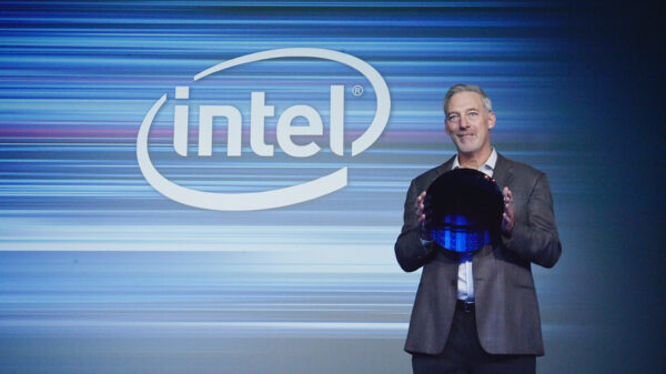 Intel Stacy Smith shows off a 10nm Cannon Lake wafer 600