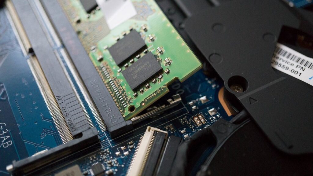 [Notebook Scoop] ทำไมโน๊ตบุ๊คที่มาพร้อม Windows แท้ !!! จึงมักใส่แรมมา ...