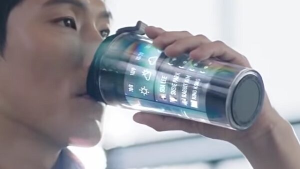 Smart coffee cup featuring flexible display technology