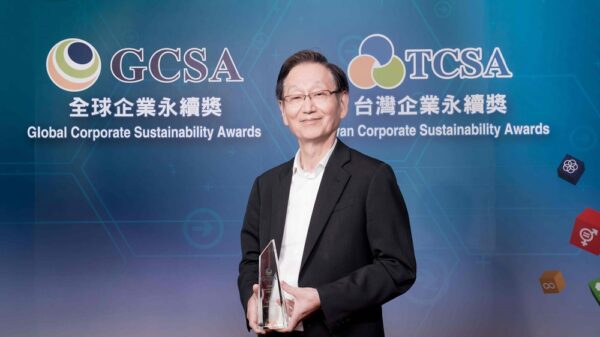 ASUS Chairman Jonney Shih receives the 2019 Global Corporate Sustainability Award on behalf of ASUS 1