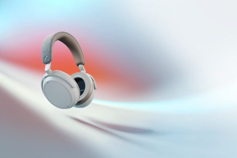 MOMENTUM 4 Wireless Product Image Render White