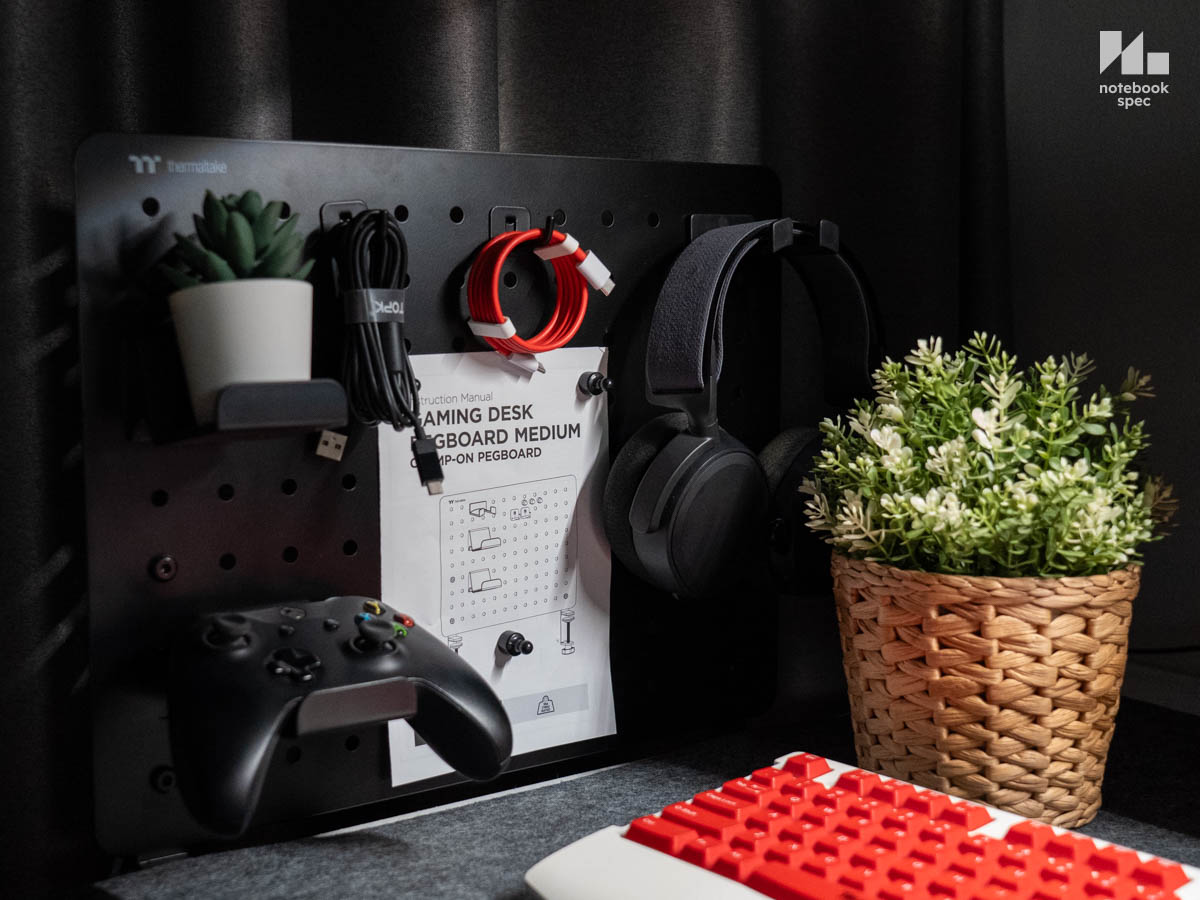 Thermaltake Gaming Desk Pegboard