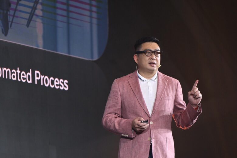 มร. เอ็ดเวิร์ด หลัว