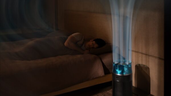 SP01 BLKNKTRTL 032 RGB InUse Bedroom AirflowBlue ManAsleep NightMode A1 MIX