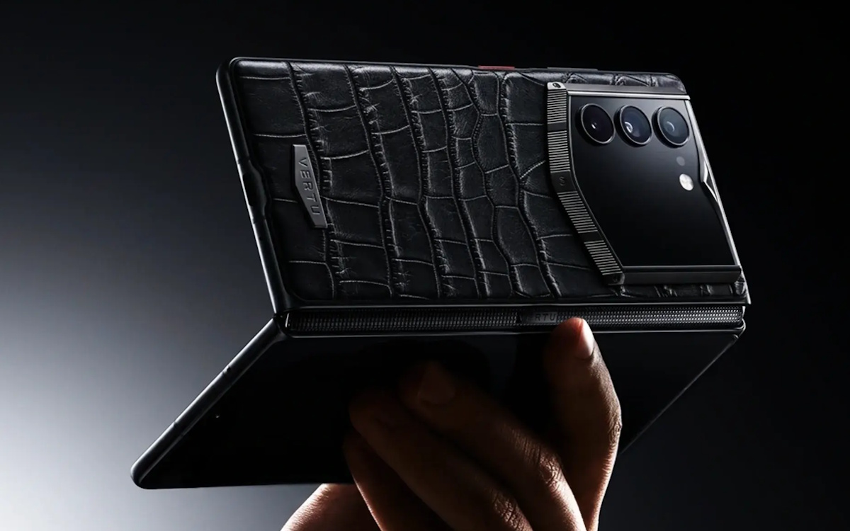 Vertu ALPHAFOLD ทวงบัลลังก์มือถือสุดพรีเมียมรุ่นใหม่พับจอได้ มี AI หรูหราเต็มพิกัด